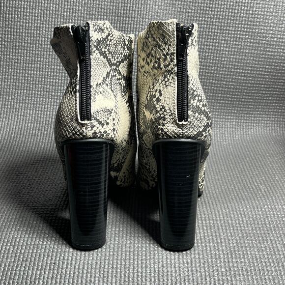 Qupid Chelsea Booties Womens‎ Size 9 Gray Snakeskin Faux Leather Pointed Toe - Picture 5 of 10